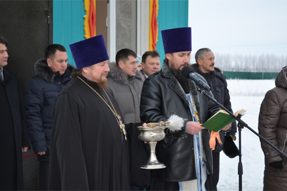 Юрий Васильев с товарищами открывает имение, предварительно очищаясь перед Богом