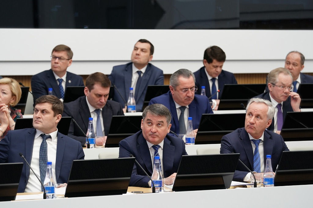 Хабиров посоветовал подчиненным проснуться вслед за пчелами