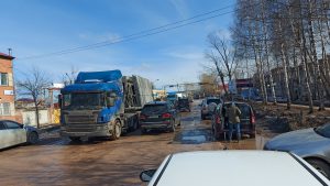 На Лапсарском проезде в Чебоксарах лед тронулся и оставил айсберг проблем