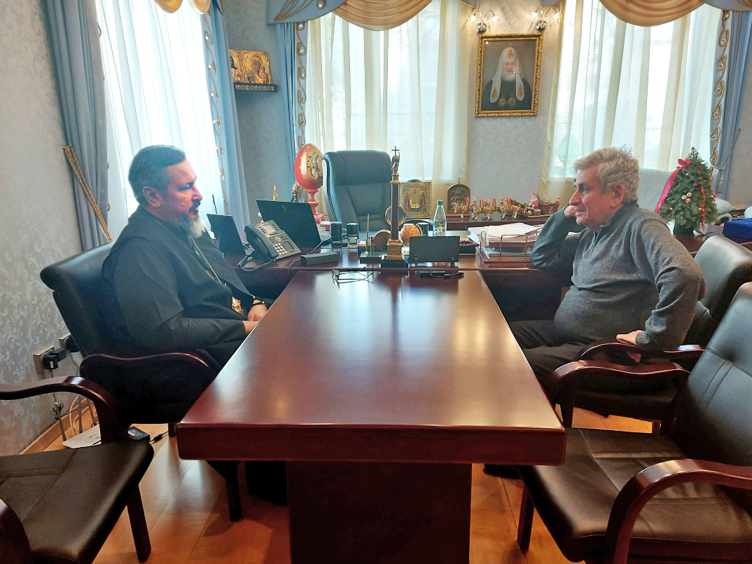 Митрополит Савватий предпочитает одиночество и носит значок ОП 