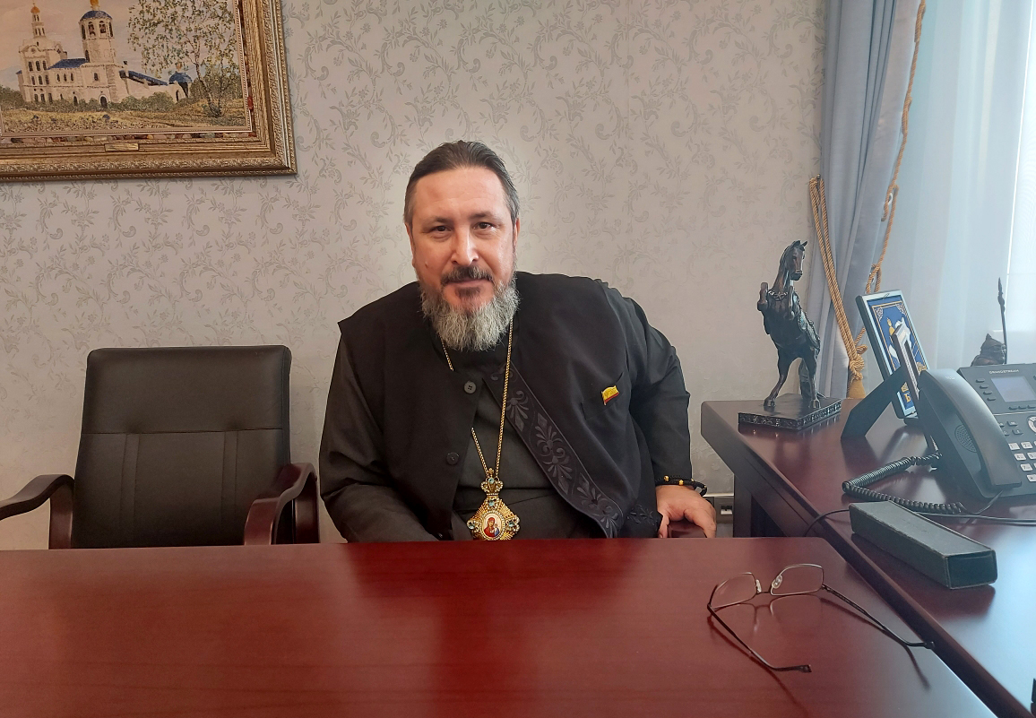 Митрополит Савватий предпочитает одиночество и носит значок ОП