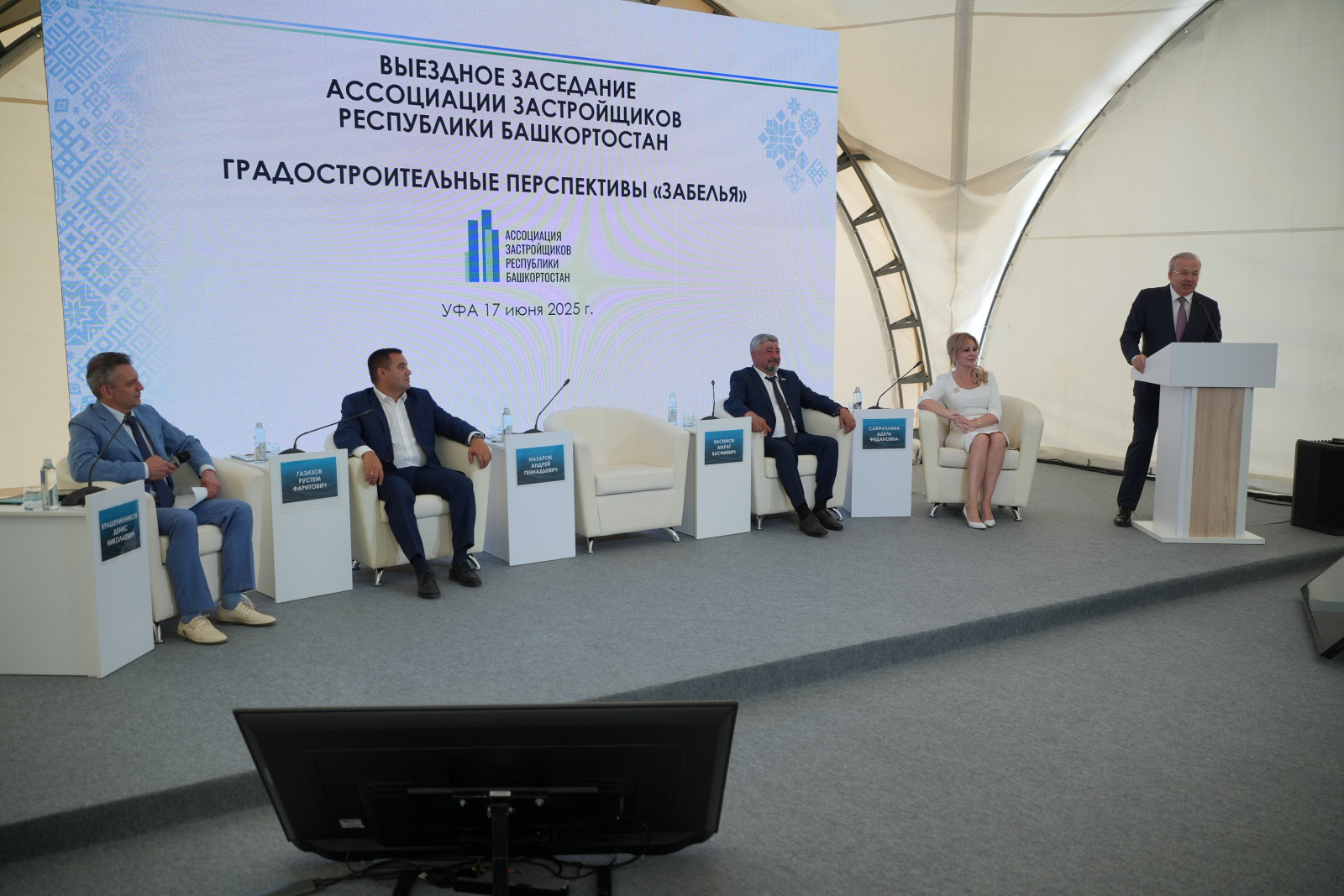 Назаров напомнил застройщикам Башкортостана о выгоде возведения соцобъектов и посоветовал давить на газ