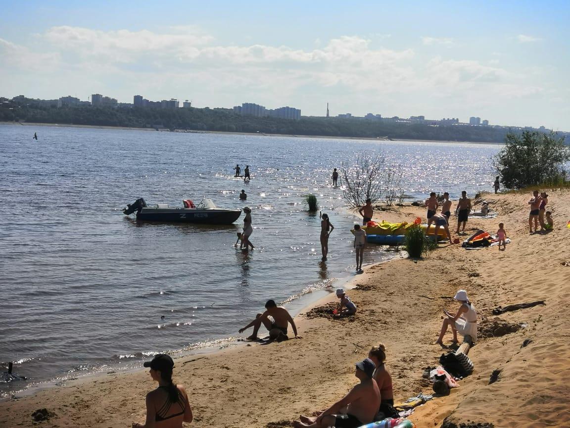 Левобережный пляж Чебоксар утонул в мусоре
