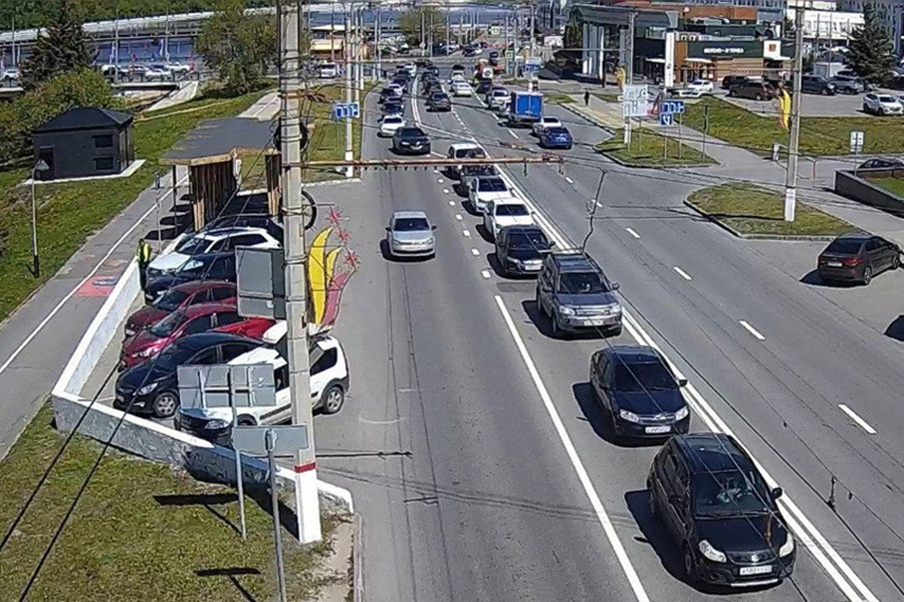 Николаев не спеша ездит за рулем и обращает внимание на парковки
