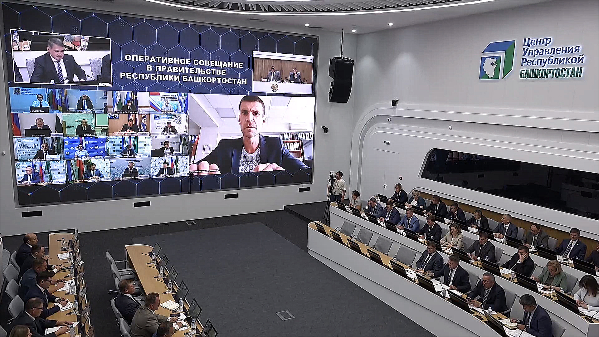 Хабиров настиг сомнительного подрядчика в Омске и пригрозил «расстреливать на месте» за просрочку