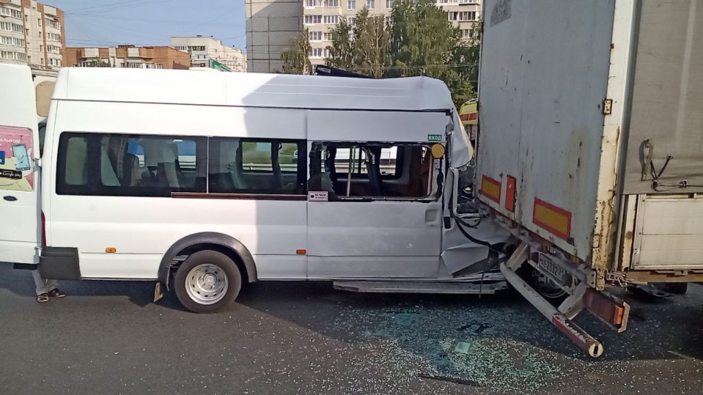 ДТП с маршруткой в Чебоксарах: в медучреждения доставлены 10 пассажиров