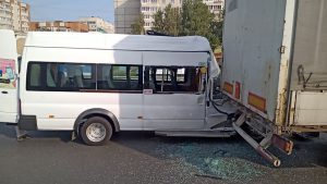 ДТП с маршруткой в Чебоксарах: в медучреждения доставлены 10 пассажиров