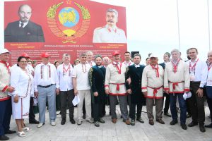 На празднике «Уяв» в Татарстане главы регионов надели чувашские костюмы и вспомнили заветы Сталина