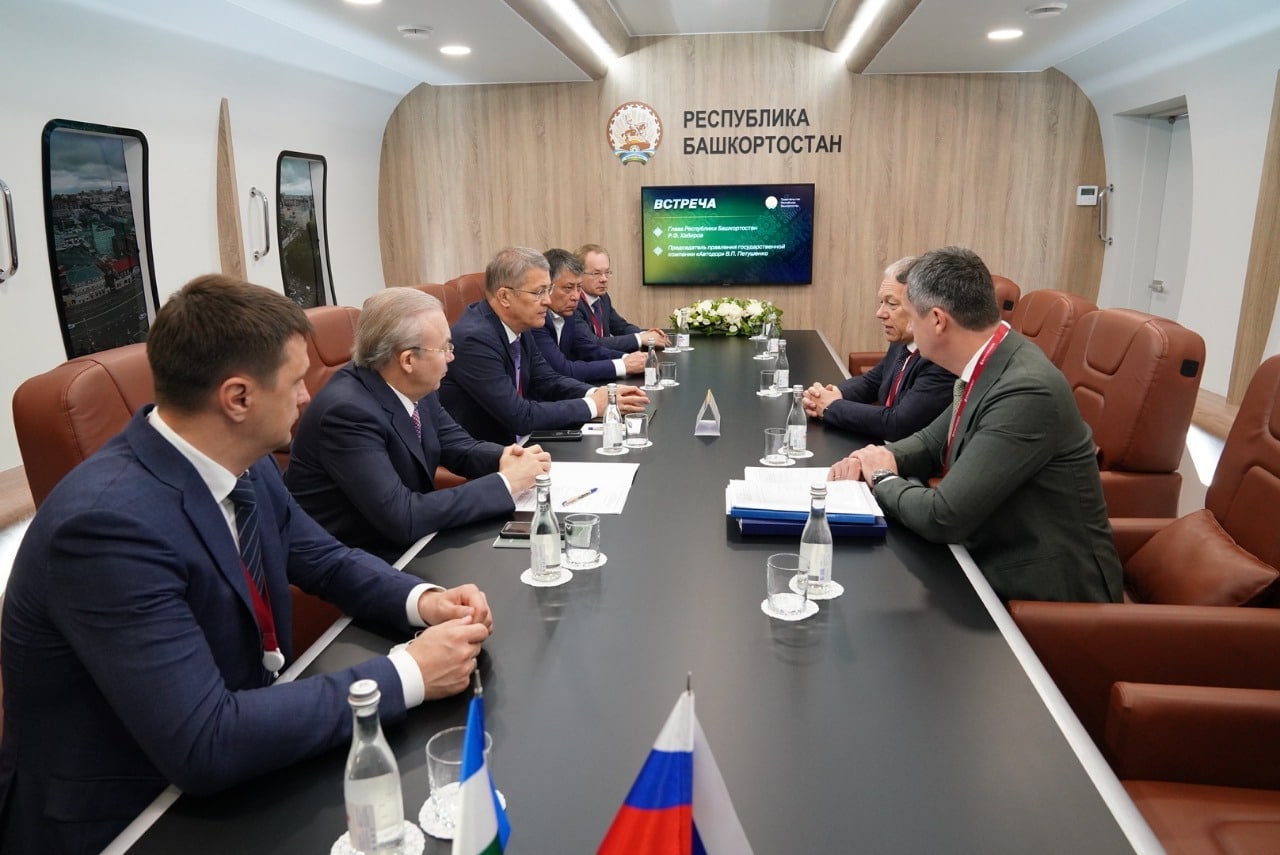 Первая встреча Радия Хабирова на форуме – с главой госкомпании "Автодор" Петушенко