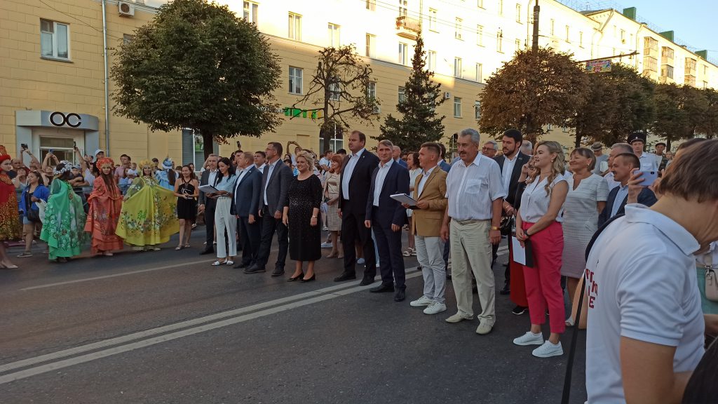 «Творческий бульвар» встретил Николаева и Спирина тухьями из вип-зданий и организованным мордобоем