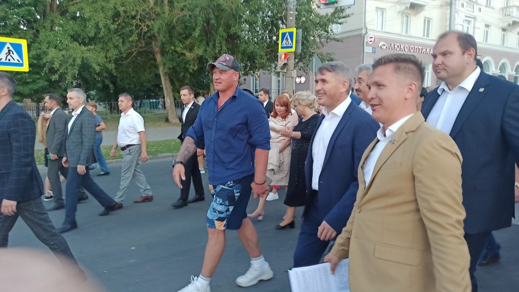 «Творческий бульвар» встретил Николаева и Спирина тухьями из вип-зданий и организованным мордобоем