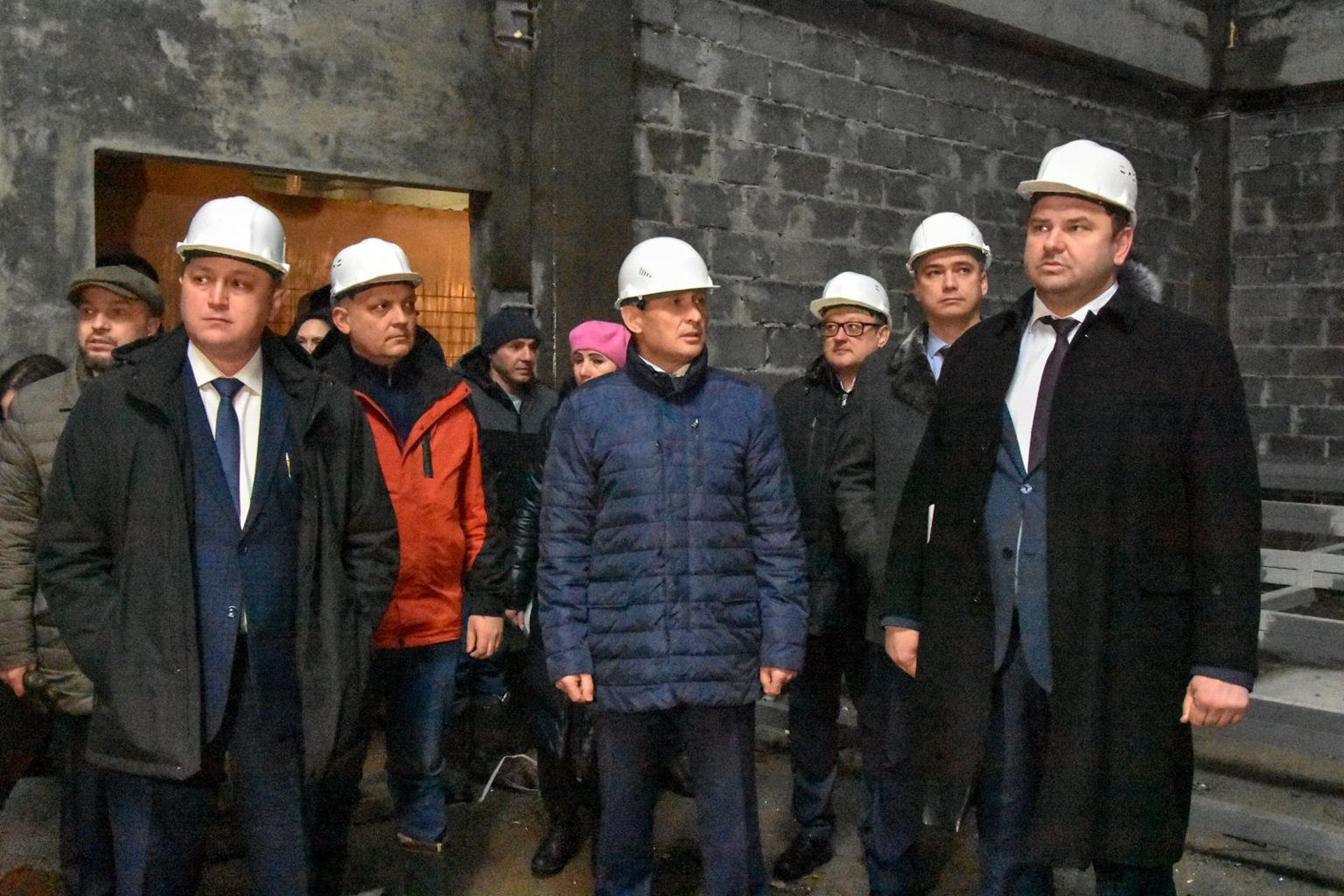 В школе микрорайона Садовый стелют линолеум и ищут нового подрядчика