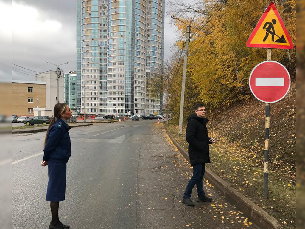 В центре Чебоксар незаконно срезают асфальт