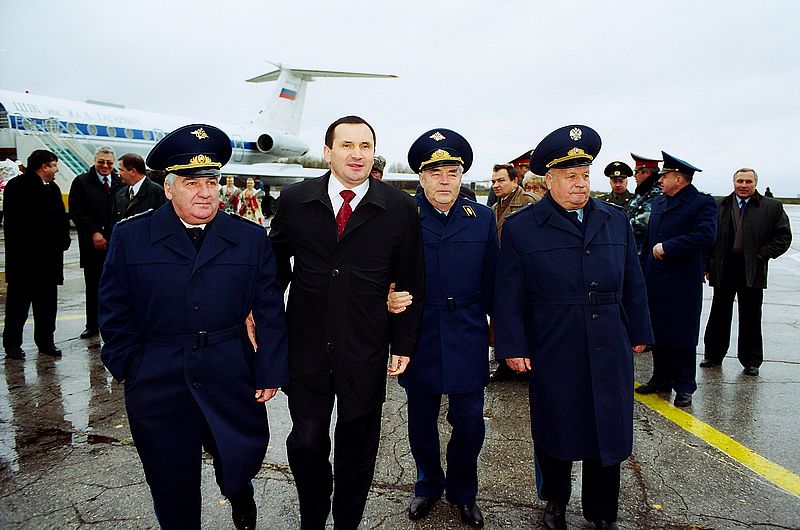 Президент Чувашской Республики Николай Федоров, летчики-космонавты СССР, дважды Герои Советского Союза – генерал-полковник авиации, начальник Центра подготовки космонавтов имени Ю.А. Гагарина Петр Климук, генерал-майоры авиации Андриян Николаев и Виктор Горбатко в аэропорту г. Чебоксары. Ноябрь 2001 года.