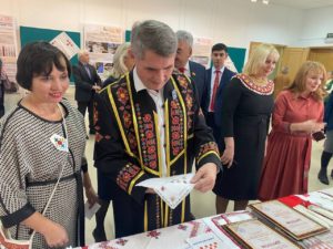 Чиновники пришли на службу в нарядах с чувашской вышивкой