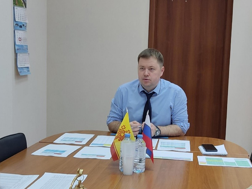 Николаев не спеша ездит за рулем и обращает внимание на парковки