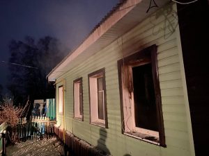 В ходе тушения пожара в частном доме в селе Полянки Ядринского района Чувашии нашли тела трех человек