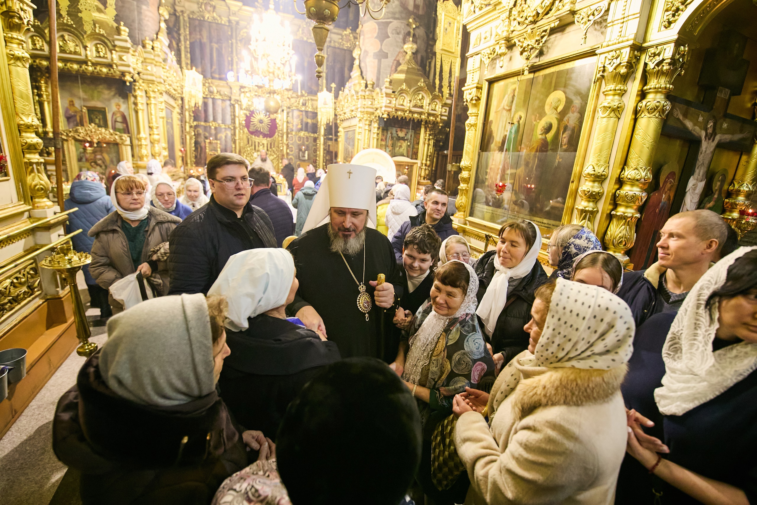 Митрополит Савватий предпочитает одиночество и носит значок ОП 