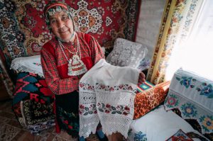 Елена Кузьмина занимается чувашской вышивкой почти 70 лет Фото: Светлана МАКОВЕЕВА