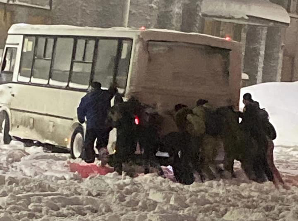 Нижегородцы помогают работе общественного транспорта. Фото Ильи Паукова