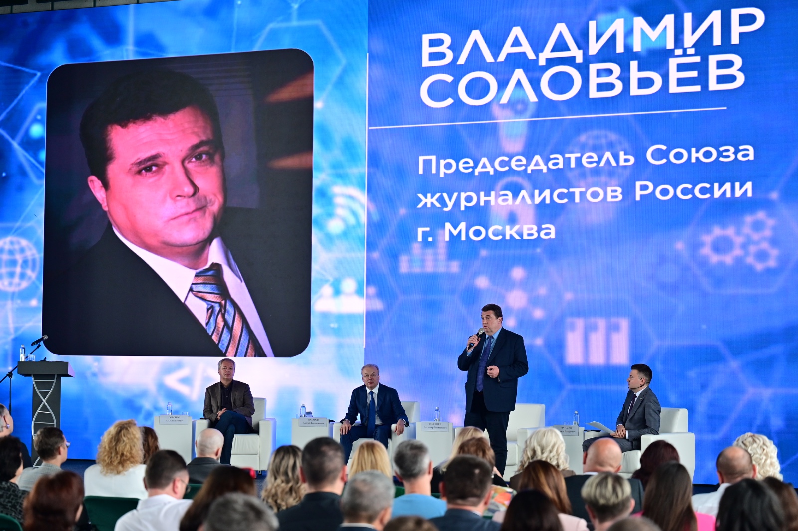 Назаров наградил журналистов и опроверг слухи об уходе