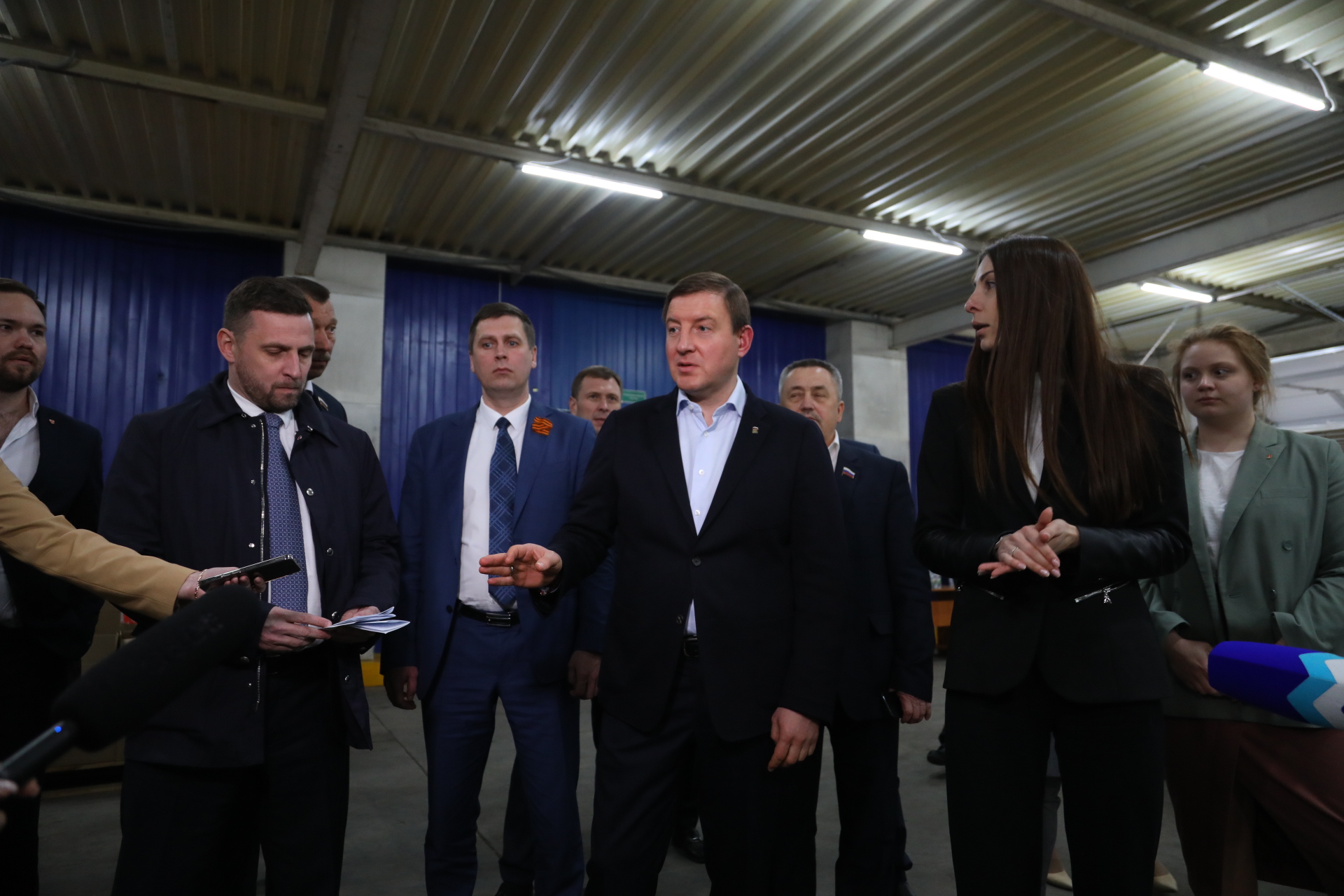 Андрей Турчак оценил платформу для голосования за объекты благоустройства и отправился на пункт гуманитарной помощи беженцам Донбаса. Источник — пресс-служба НРО «Единой России».