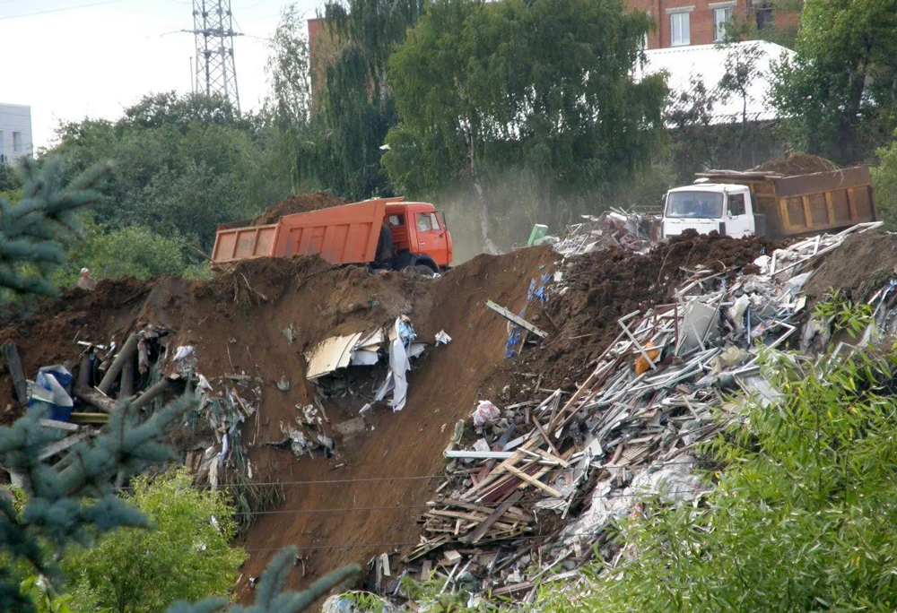 КамАЗы заваливали садоводческое товарищество более 10 лет, но Росприроднадзор почему-то не реагировал