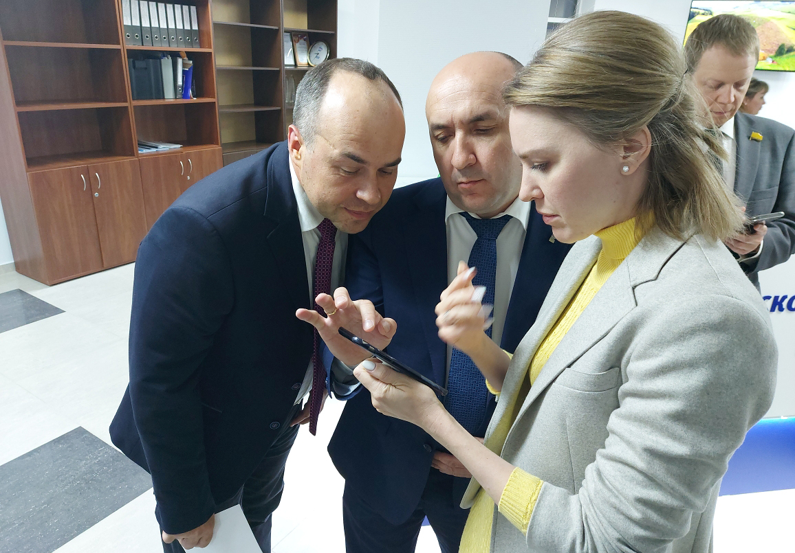  Секретарю регионального отделения «ЕР» Алене Аршиновой явно нравилась роль хозяйки званого вечера. Фото pravdapfo.ru