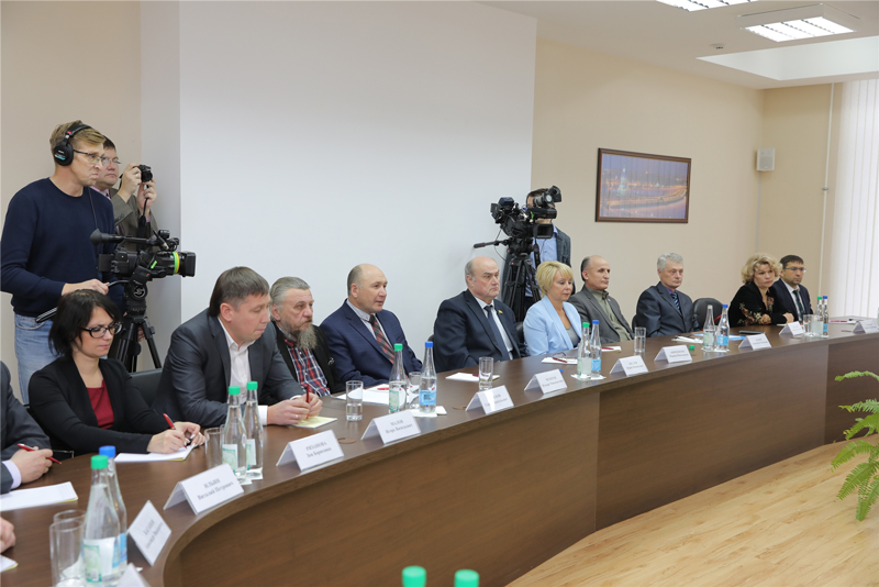 Глава Чувашии провел встречу с представителями политических партий