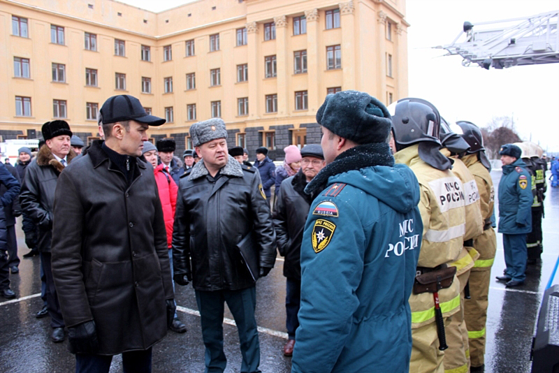 Профессор носит мундир, а не мантию