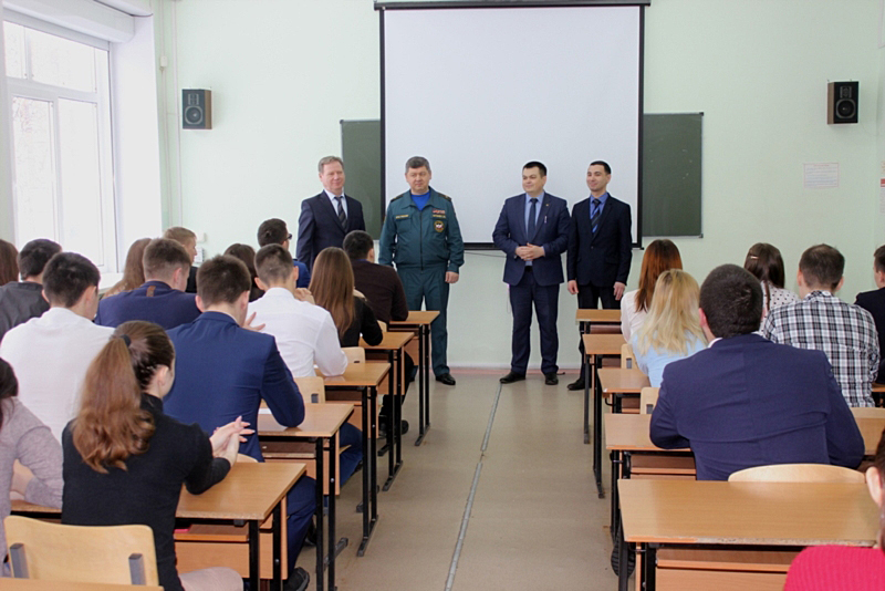 Профессор носит мундир, а не мантию