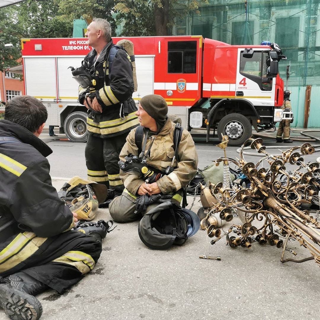 Пожарные вынесли из огня старинные люстры музея. Фото «Регион 52»