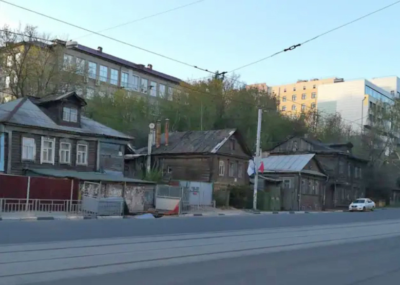 В окрестностях Сенной до сиз пор много ветхого жилья. Фото «Деловой квартал». 