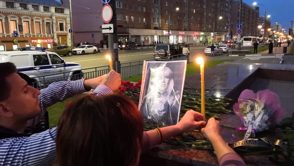 Нижегородцы несут к месту самосожжения журналистки цветы и свечи. Фото Николая Фроловцева