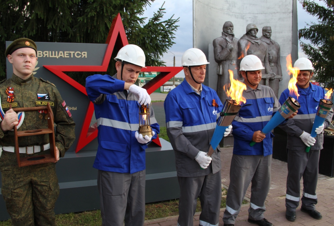 Работники АО «Газпром газораспределение Чебоксары» разжигают факелы от капсулы с частицей Вечного огня, доставленной с Монумента Воинской Славы в г. Чебоксары