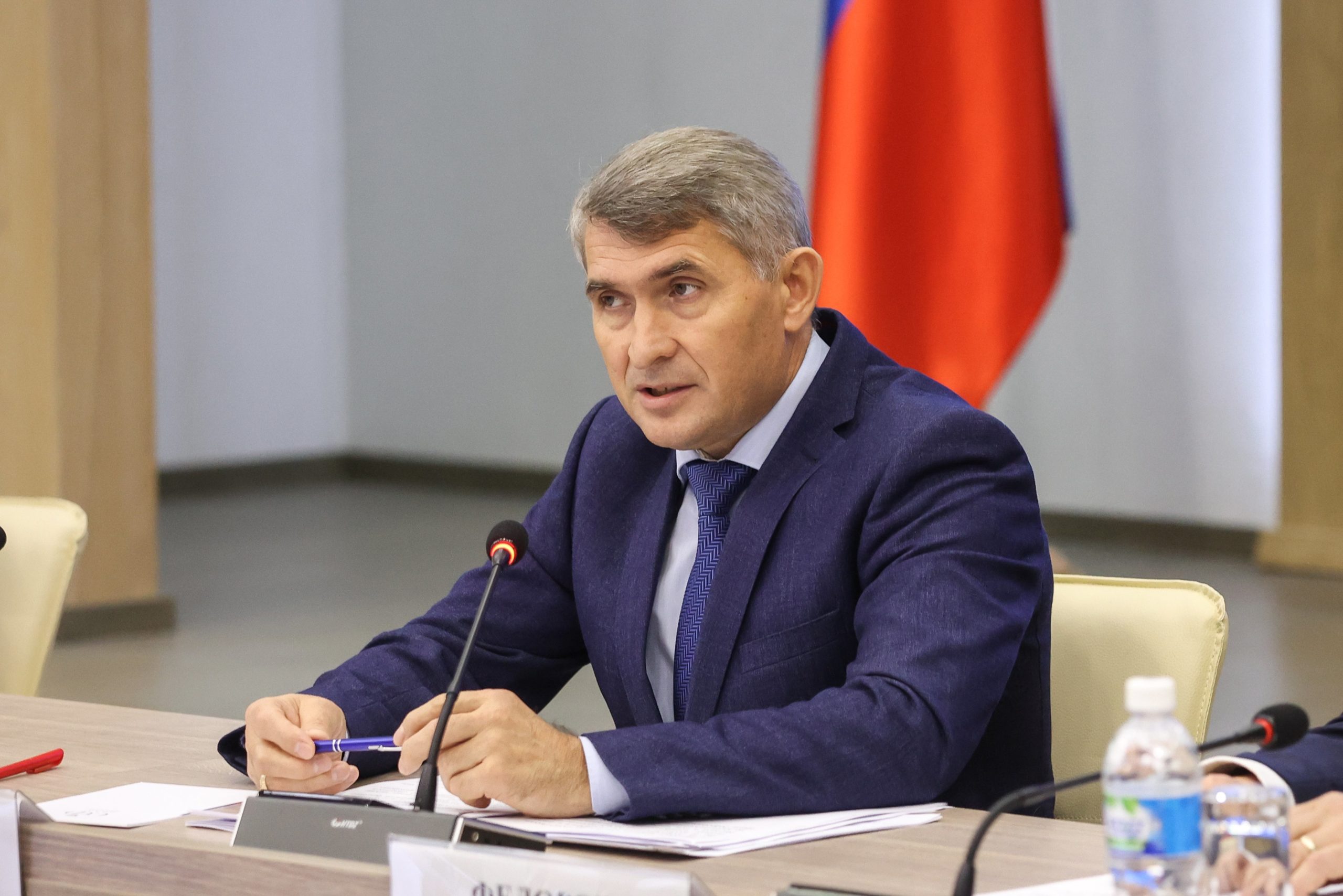 Владимиров выступил с докладом, в котором обратил внимание на совершенствование профилактики преступлений и формирование в обществе нетерпимости к преступным деяниям. Он отметил законодательную работу Комитета СФ, направленную на решение вопросов социальной адаптации освобождаемых из мест лишения свободы, привлечения осужденных к труду.